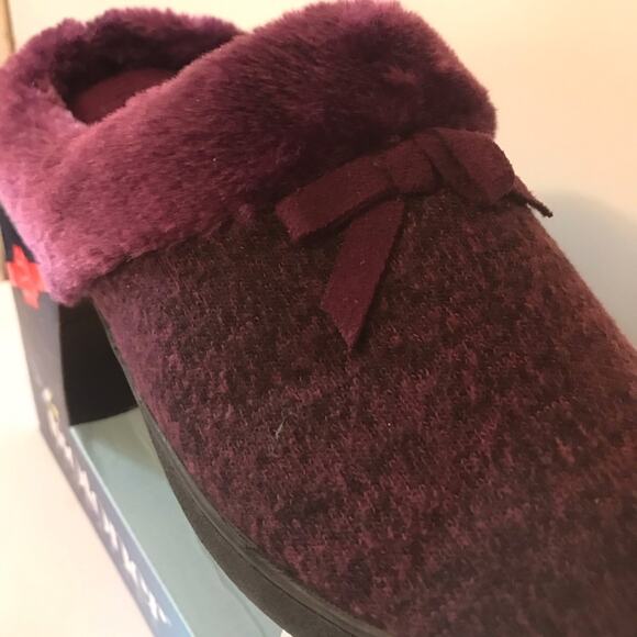 Isotoner Women’s Purple Fluffy Slippers Size 9.5-10 - Picture 3 of 7